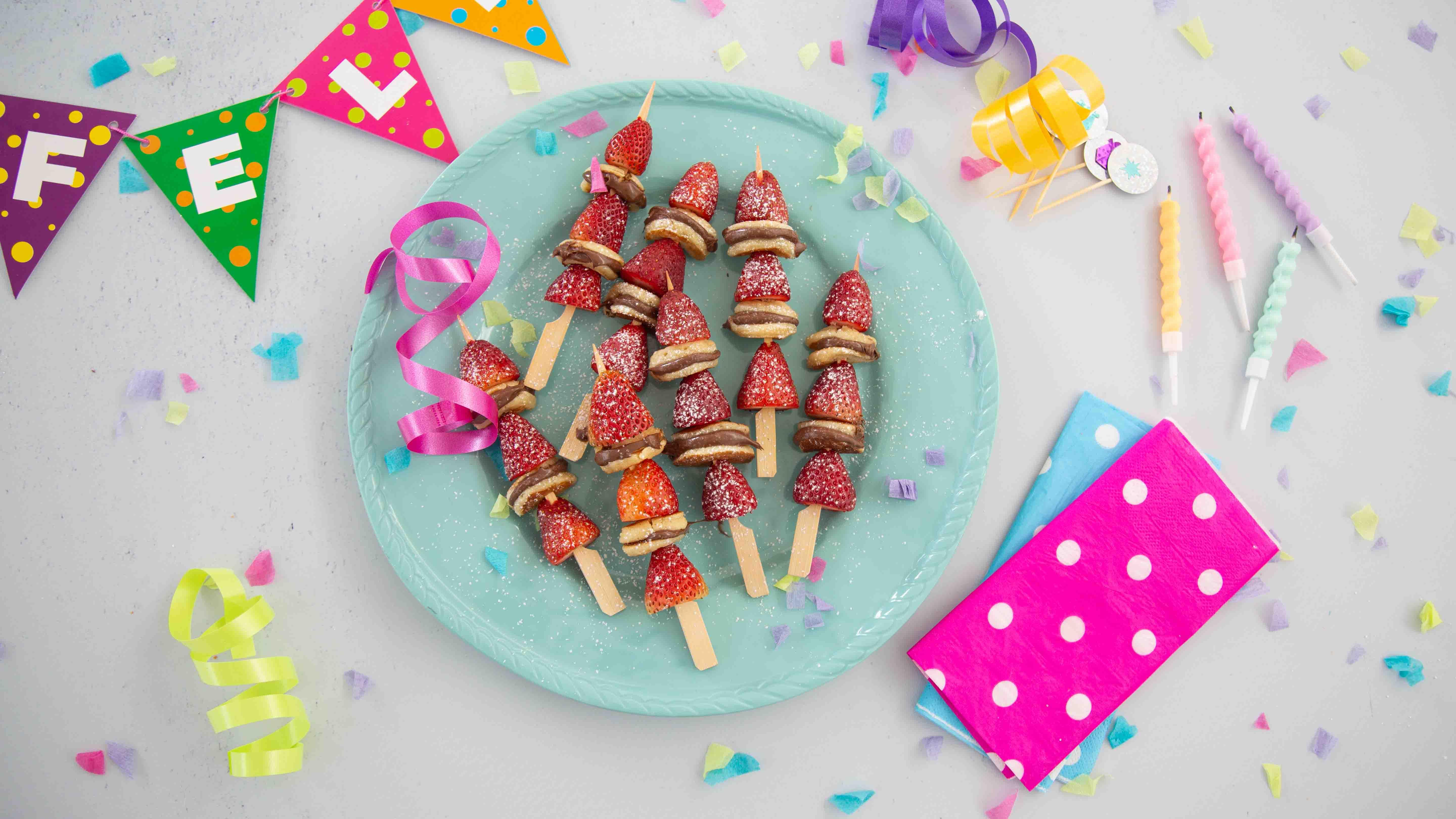 Pinchos de minipancakes con Nutella y fresas