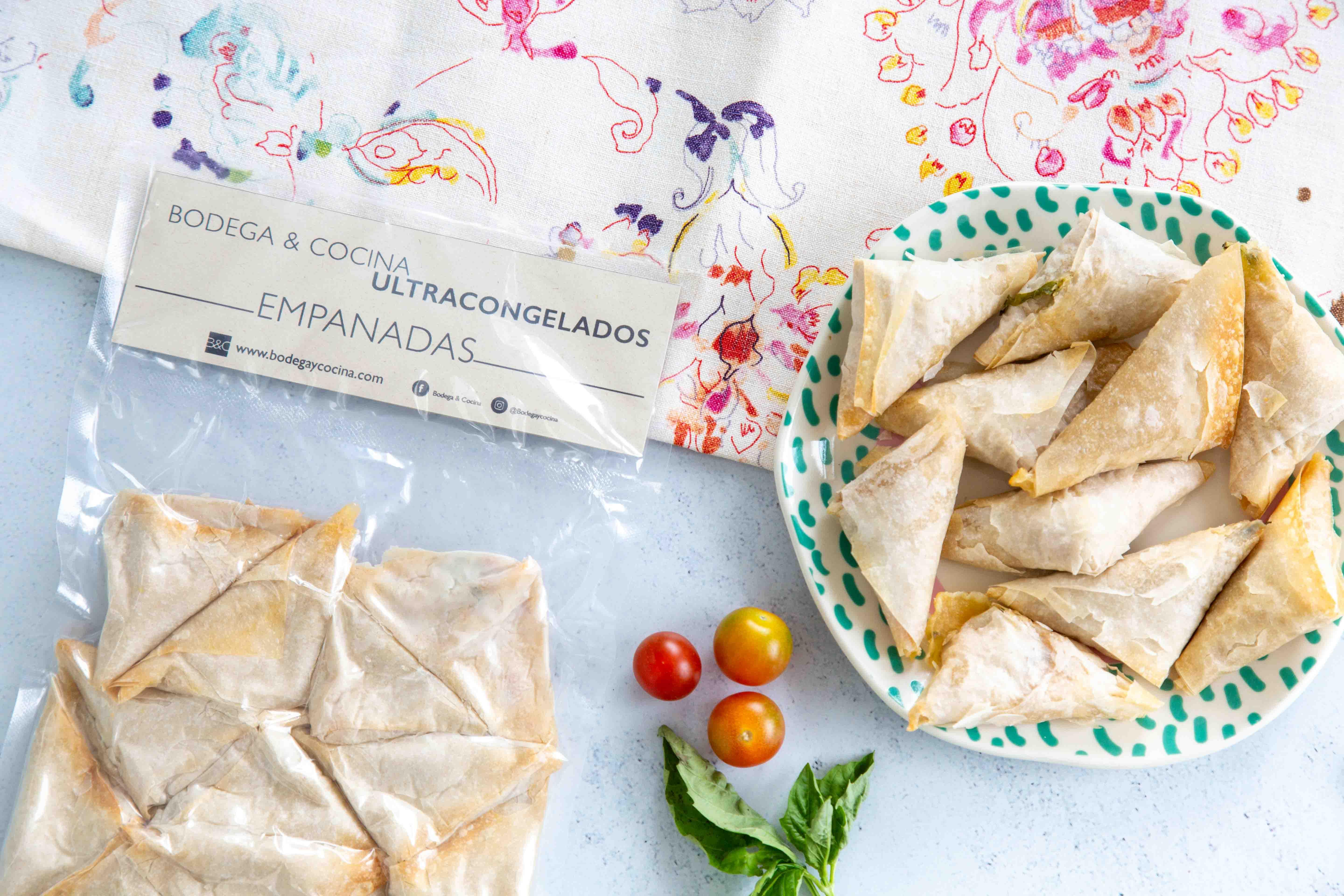 Empanadas de filo con mozzarella, tomate y albahaca
