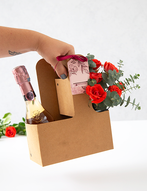 Canasto con flores y vino espumoso