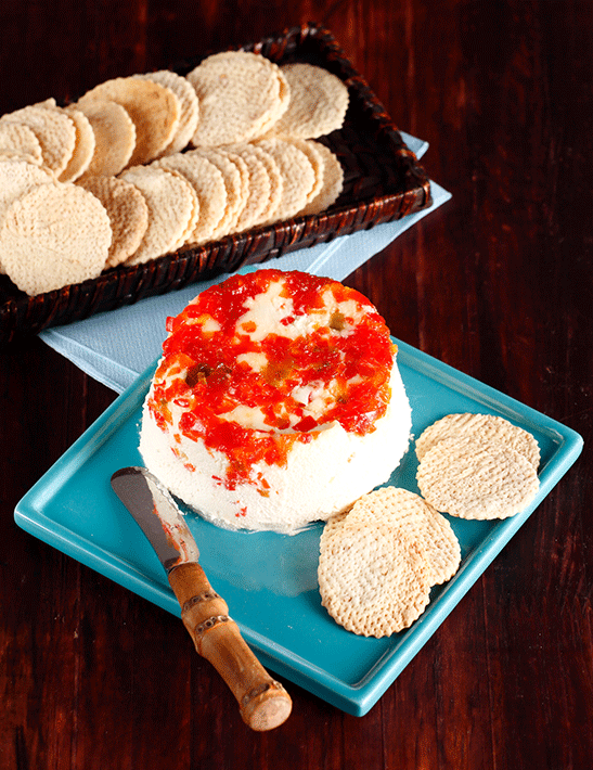 Dip de queso cremoso con pimentones acaramelados y galletas de ajonjolí