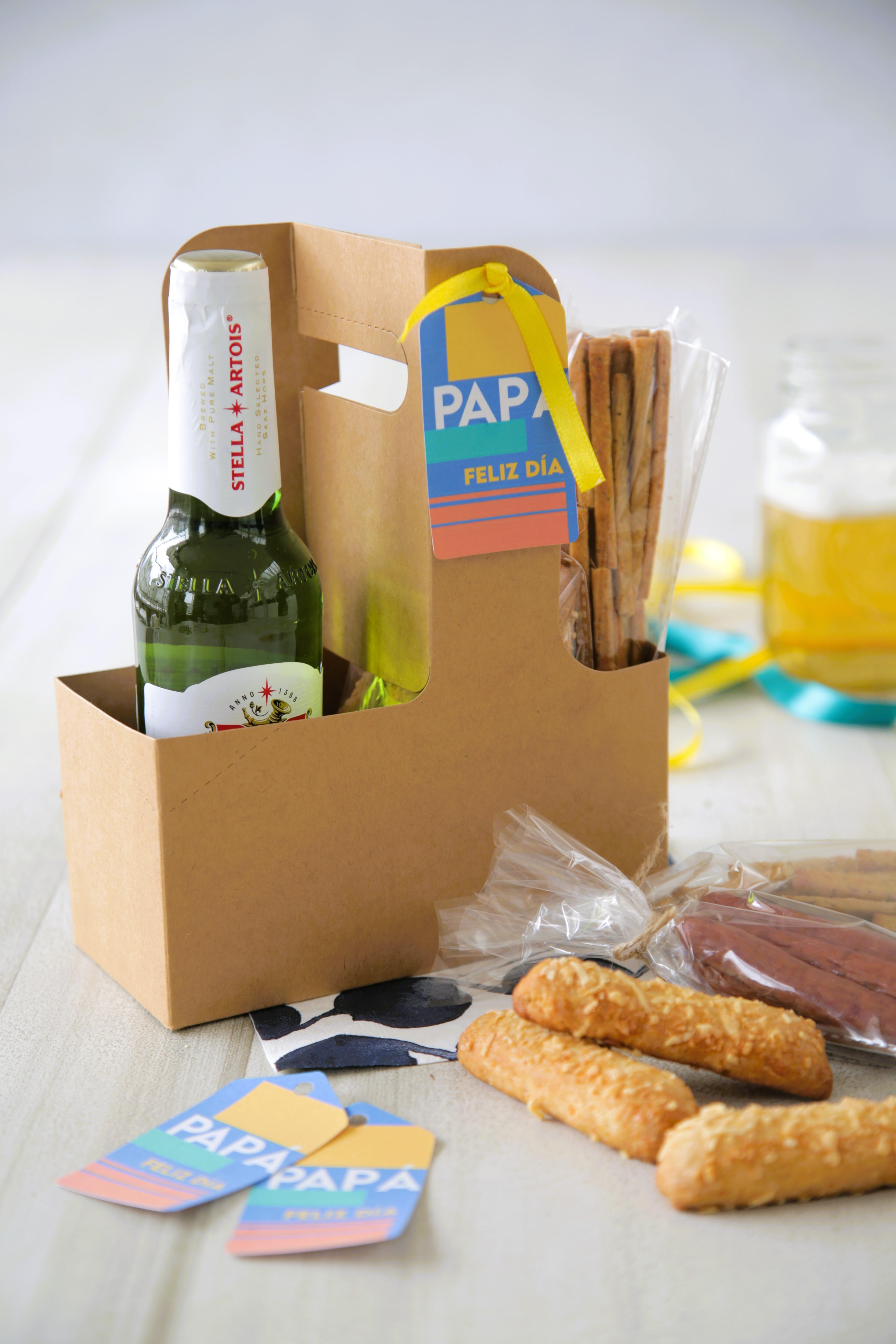 Canasto con cerveza, palitos de queso, grissinis y cábanos