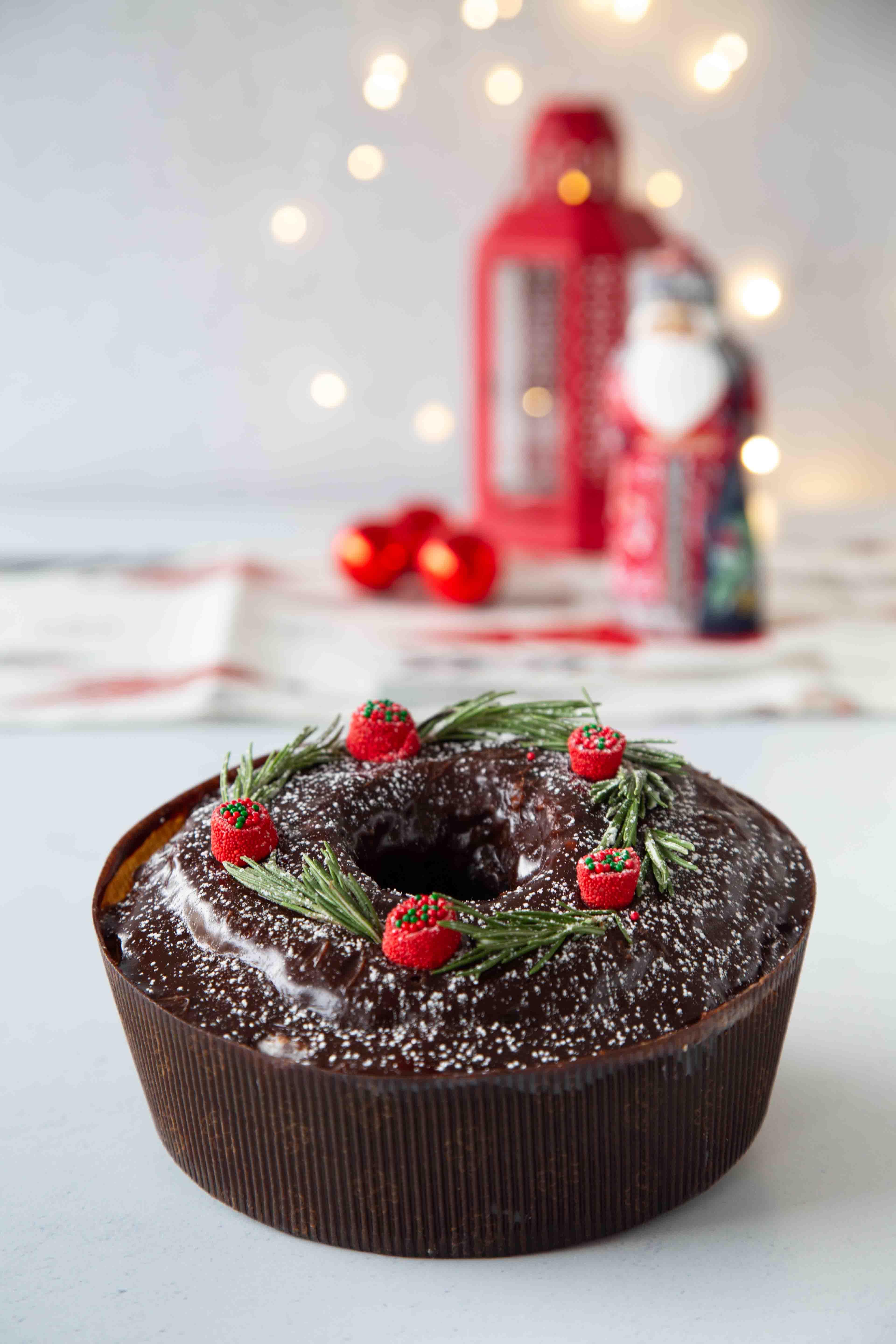 Ponqué navideño de chocolate con cubierta de ganache de chocolate