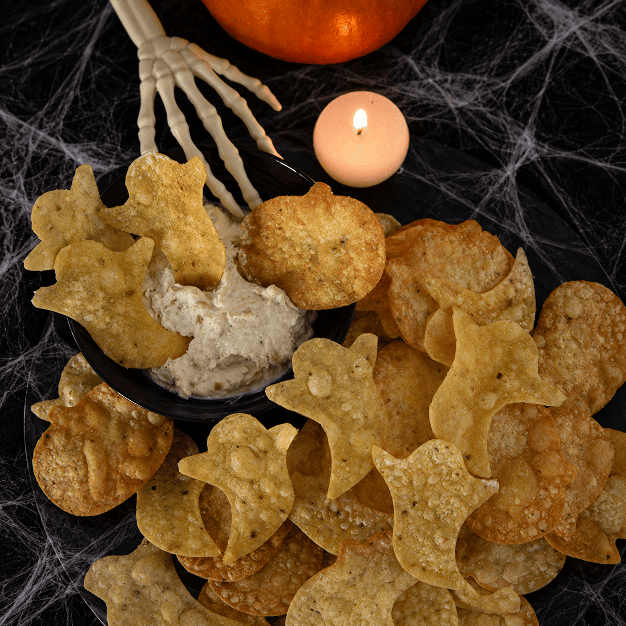 Dip de queso B&C con fantasmas y calabazas de tortilla de maíz crocantes 